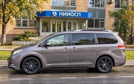 Toyota Sienna III, 2012 год, 2 350 000 рублей, 2 фотография