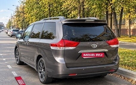 Toyota Sienna III, 2012 год, 2 350 000 рублей, 3 фотография