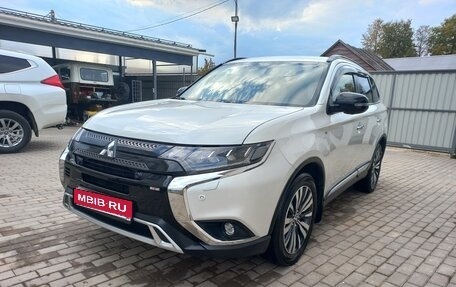 Mitsubishi Outlander III рестайлинг 3, 2019 год, 2 530 000 рублей, 1 фотография