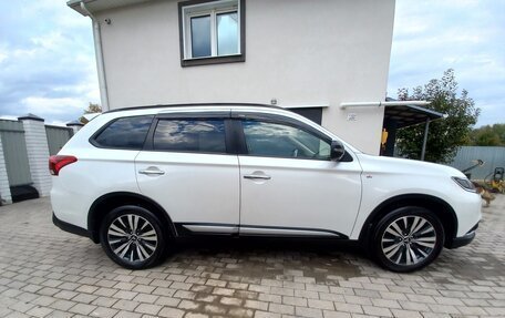 Mitsubishi Outlander III рестайлинг 3, 2019 год, 2 530 000 рублей, 3 фотография