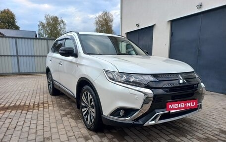 Mitsubishi Outlander III рестайлинг 3, 2019 год, 2 530 000 рублей, 2 фотография