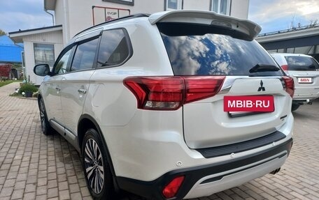 Mitsubishi Outlander III рестайлинг 3, 2019 год, 2 530 000 рублей, 5 фотография
