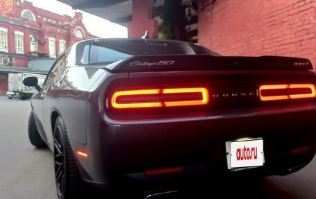 Dodge Challenger III рестайлинг 2, 2016 год, 3 500 000 рублей, 2 фотография