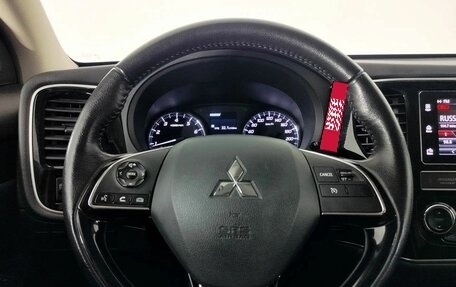 Mitsubishi Outlander III рестайлинг 3, 2019 год, 2 250 000 рублей, 14 фотография