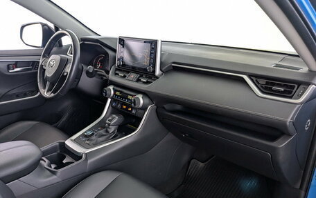Toyota RAV4, 2019 год, 3 190 000 рублей, 21 фотография