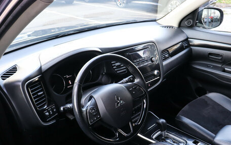 Mitsubishi Outlander III рестайлинг 3, 2022 год, 2 599 000 рублей, 7 фотография