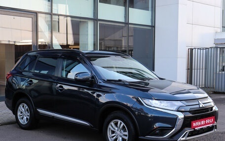 Mitsubishi Outlander III рестайлинг 3, 2022 год, 2 599 000 рублей, 3 фотография