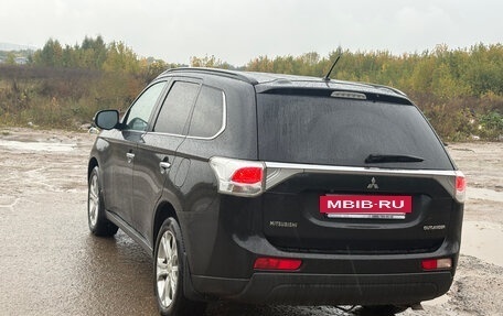 Mitsubishi Outlander III рестайлинг 3, 2013 год, 1 950 000 рублей, 4 фотография