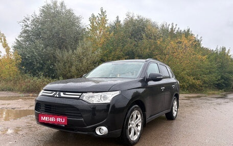 Mitsubishi Outlander III рестайлинг 3, 2013 год, 1 950 000 рублей, 2 фотография