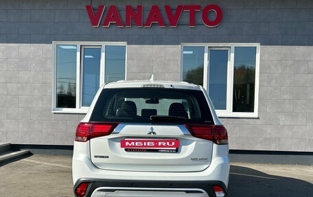 Mitsubishi Outlander III рестайлинг 3, 2018 год, 2 100 000 рублей, 6 фотография