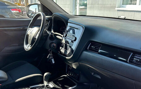 Mitsubishi Outlander III рестайлинг 3, 2018 год, 2 100 000 рублей, 14 фотография