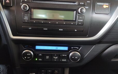 Toyota Auris II, 2013 год, 1 450 000 рублей, 12 фотография