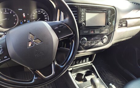 Mitsubishi Outlander III рестайлинг 3, 2017 год, 2 080 000 рублей, 4 фотография