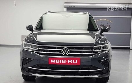 Volkswagen Tiguan II, 2023 год, 3 050 000 рублей, 2 фотография
