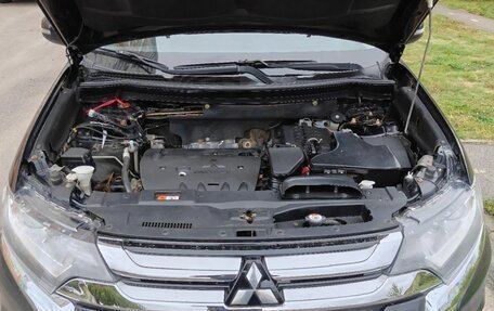 Mitsubishi Outlander III рестайлинг 3, 2017 год, 1 700 000 рублей, 10 фотография