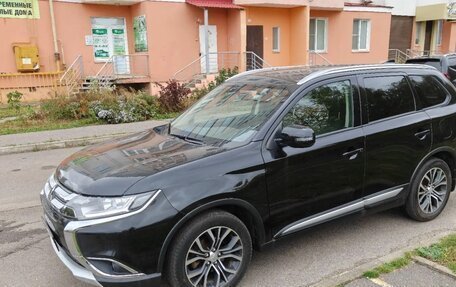 Mitsubishi Outlander III рестайлинг 3, 2017 год, 1 700 000 рублей, 9 фотография