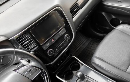 Mitsubishi Outlander III рестайлинг 3, 2017 год, 1 700 000 рублей, 17 фотография
