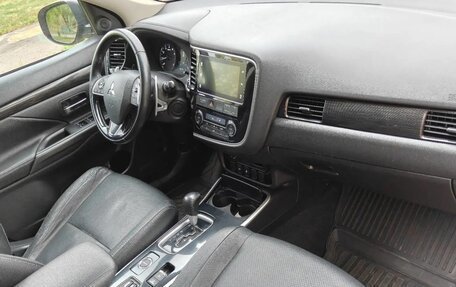 Mitsubishi Outlander III рестайлинг 3, 2017 год, 1 700 000 рублей, 16 фотография
