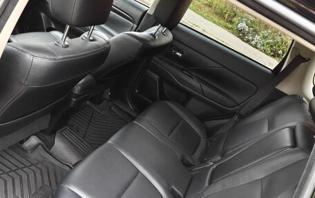 Mitsubishi Outlander III рестайлинг 3, 2017 год, 1 700 000 рублей, 19 фотография