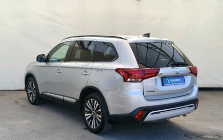 Mitsubishi Outlander III рестайлинг 3, 2019 год, 1 900 000 рублей, 4 фотография