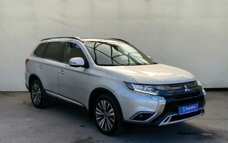 Mitsubishi Outlander III рестайлинг 3, 2019 год, 1 900 000 рублей, 2 фотография