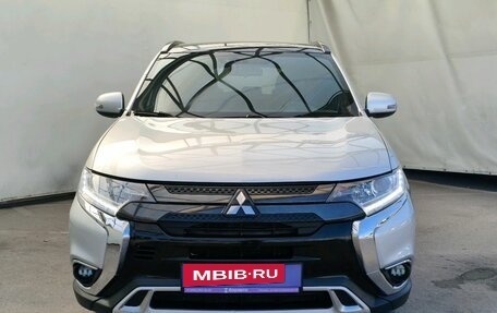 Mitsubishi Outlander III рестайлинг 3, 2019 год, 1 900 000 рублей, 3 фотография