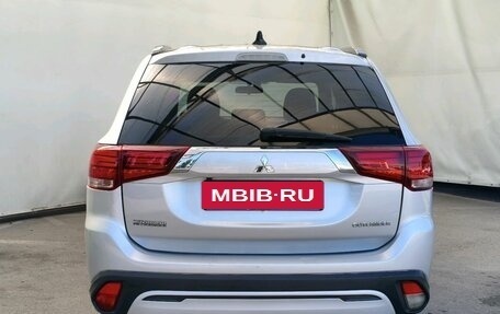 Mitsubishi Outlander III рестайлинг 3, 2019 год, 1 900 000 рублей, 6 фотография
