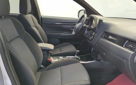 Mitsubishi Outlander III рестайлинг 3, 2019 год, 1 900 000 рублей, 9 фотография