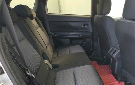 Mitsubishi Outlander III рестайлинг 3, 2019 год, 1 900 000 рублей, 10 фотография