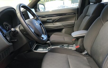 Mitsubishi Outlander III рестайлинг 3, 2019 год, 1 900 000 рублей, 8 фотография