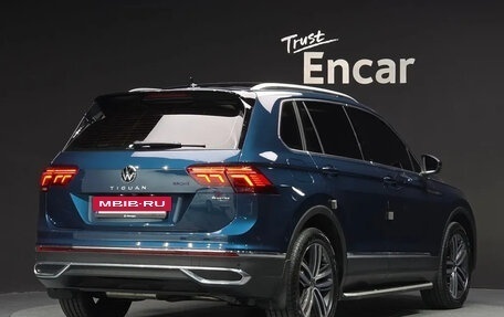 Volkswagen Tiguan II, 2022 год, 4 877 700 рублей, 2 фотография