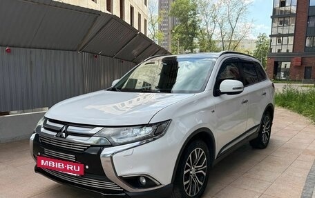 Mitsubishi Outlander III рестайлинг 3, 2016 год, 2 150 000 рублей, 2 фотография
