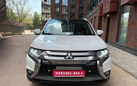 Mitsubishi Outlander III рестайлинг 3, 2016 год, 2 150 000 рублей, 3 фотография