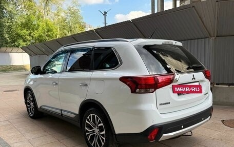 Mitsubishi Outlander III рестайлинг 3, 2016 год, 2 150 000 рублей, 11 фотография
