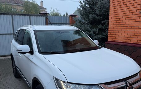 Mitsubishi Outlander III рестайлинг 3, 2018 год, 1 999 000 рублей, 1 фотография