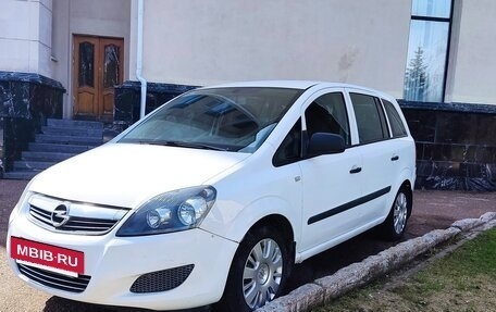 Opel Zafira B, 2011 год, 590 000 рублей, 2 фотография