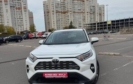 Toyota RAV4, 2021 год, 3 650 000 рублей, 2 фотография