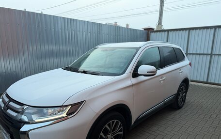 Mitsubishi Outlander III рестайлинг 3, 2018 год, 1 999 000 рублей, 2 фотография