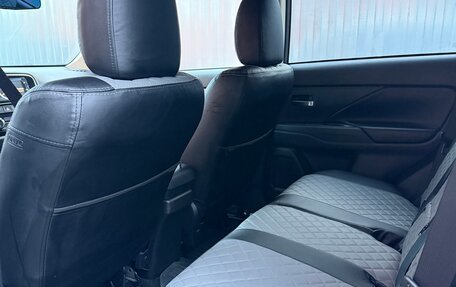 Mitsubishi Outlander III рестайлинг 3, 2018 год, 1 999 000 рублей, 8 фотография