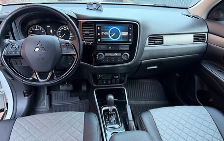 Mitsubishi Outlander III рестайлинг 3, 2018 год, 1 999 000 рублей, 6 фотография