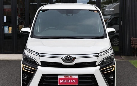 Toyota Voxy III, 2021 год, 1 750 000 рублей, 1 фотография