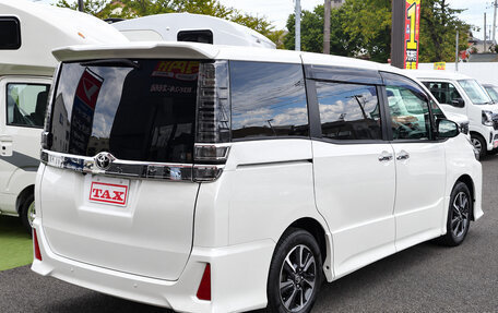Toyota Voxy III, 2021 год, 1 750 000 рублей, 3 фотография