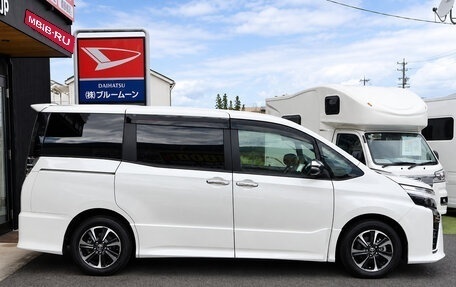 Toyota Voxy III, 2021 год, 1 750 000 рублей, 2 фотография