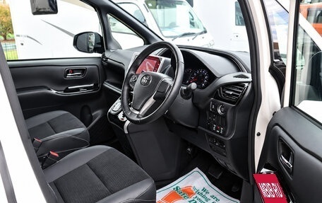 Toyota Voxy III, 2021 год, 1 750 000 рублей, 6 фотография