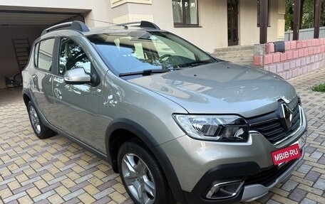 Renault Sandero II рестайлинг, 2021 год, 1 420 000 рублей, 2 фотография