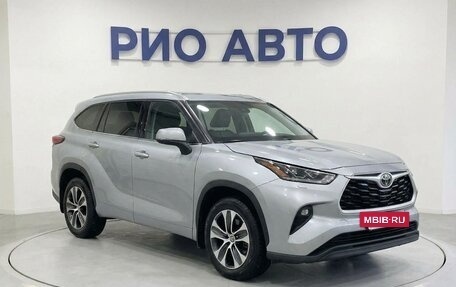 Toyota Highlander, 2021 год, 3 999 999 рублей, 2 фотография