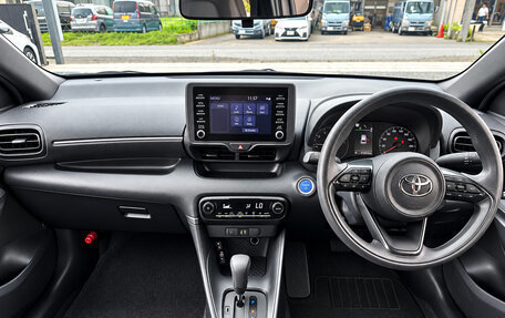 Toyota Yaris, 2022 год, 1 050 000 рублей, 7 фотография