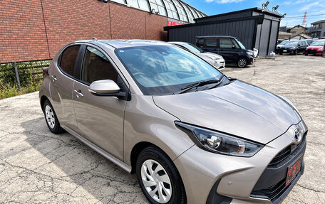 Toyota Yaris, 2022 год, 1 050 000 рублей, 3 фотография