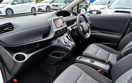 Toyota Sienta II, 2022 год, 1 550 000 рублей, 10 фотография