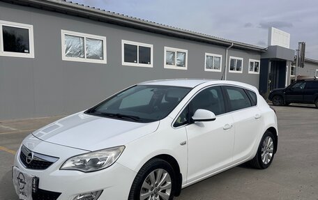 Opel Astra J, 2011 год, 940 000 рублей, 2 фотография